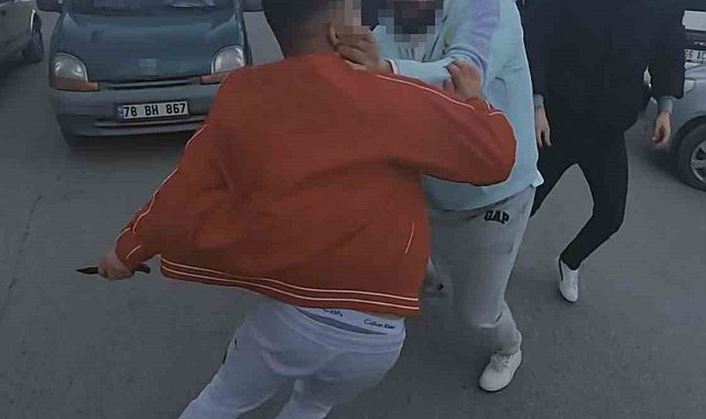 Yol verme kavgasında bıçak çeken adamı vatandaşlar engelledi