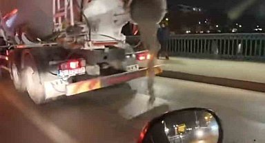 Yola beton dökerek seyreden mikser kameraya yansıdı