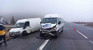 Yolcu minibüsü ile kamyonet çarpıştı: 7 yaralı