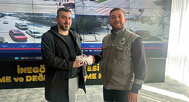 Yolda bulduğu 200 bin lirayı sahibine teslim etti