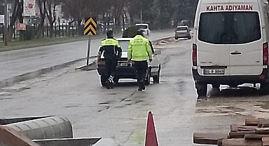 Yolda kalan araç sürücüsüne polislerden yardım