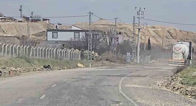 Yolda oluşan çukurlar sürücülere zor anlar yaşattı