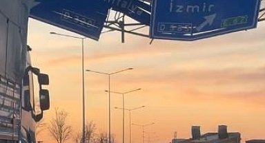 Yönlendirme tabelasına çarpan tırın dorsesi yola savruldu