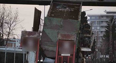 Yüksek yüklü tır üst geçitten geçemedi