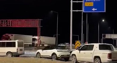 Yüksekova-Van kara yolunda heyelan: Ulaşım durdu