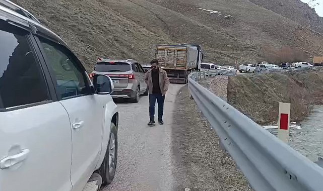 Yüksekova-Van kara yolunda heyelan ulaşımı aksattı