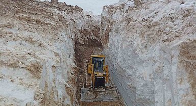 Yüksekova'da 8 metrelik kar tünelleri: İş makinesi içinde kayboldu