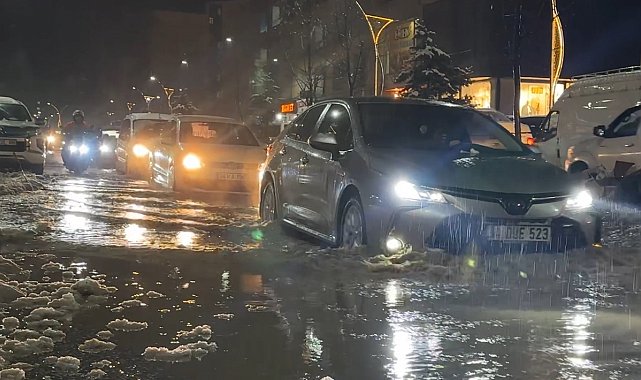 Yüksekova'da caddeler göle döndü, otomobiller adeta suda yüzdü