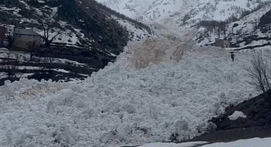 Yüksekova'da çığ paniği: Köy halkı faciadan döndü