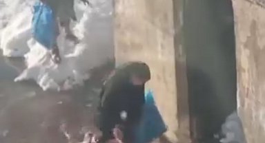 Yüksekova'da çocukların sular altında kalan yollarda şeker mesaisi