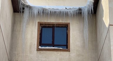 Yüksekova'da dondurucu soğuklar: Buz sarkıtlarının boyu 1 metreyi aştı