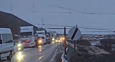 Yüksekova'da heyelan karayolunu yuttu, ilçenin çevre illerle ulaşımı kesildi