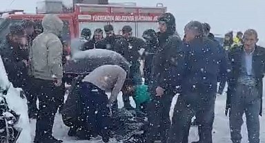 Yüksekova'da kamyonetler çarpıştı: 8 yaralı