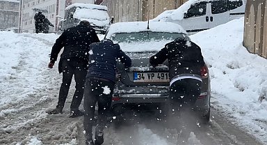 Yüksekova'da kar yağışı etkisini arttırdı, araçlar rampada mahsur kaldı