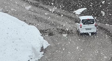 Yüksekova'da kar yağışı ve sis