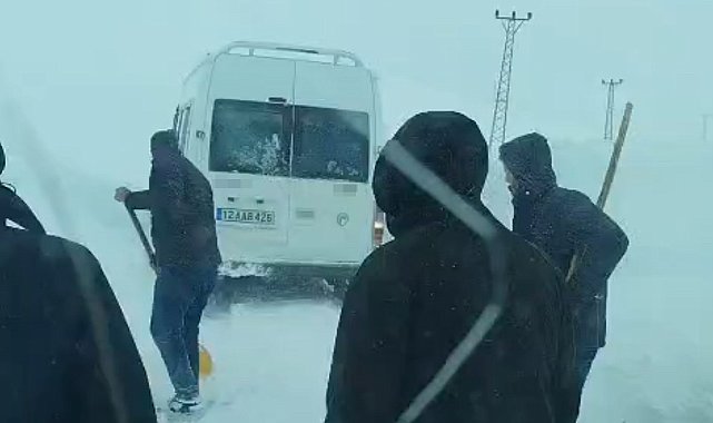 Yüksekova'da tipide yolda mahsur kalan vatandaşlar kurtarıldı