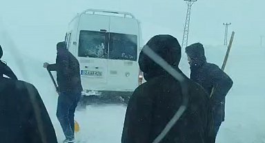 Yüksekova'da tipide yolda mahsur kalan vatandaşlar kurtarıldı