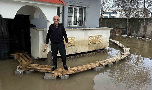 Yüksekova'da Venedik çilesi: Evlere giriş tahtadan köprülerle sağlanıyor