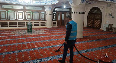 Yükümlülerden camilerin temizliğine destek