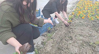 Yurt bahçesi gönüllü öğrencilerle bahara hazırlandı
