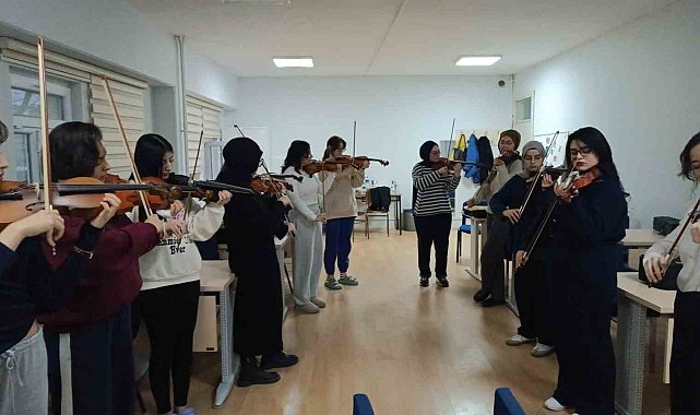 Yurt öğrencileri için keman kursu başladı
