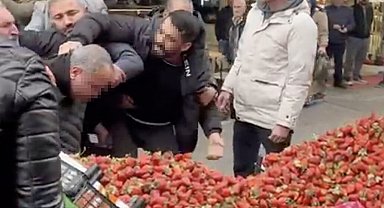 Zabıtaya tekme tokat saldırı: Seyyar satıcı ortalığı karıştırdı