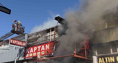 Zeytinburnu'nda sanayide çıkan yangın havadan görüntülendi