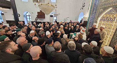 Ziyarete açılan Sakal-ı Şerif'i görmek isteyen vatandaşlar camiye akın etti