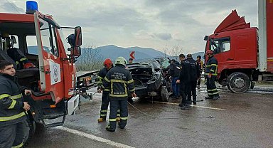 Zonguldak'ta aracıyla kamyona çarpan polis sürücü ağır yaralandı