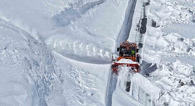 Zorlu coğrafyada yoğun mesai: Sınırdaki karakollar ve yerleşim yerleşim yerlerine ulaşım sağlanıyor