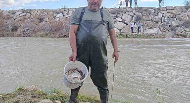 10 yıllık kuraklığın hakim olduğu çayda balık avladılar