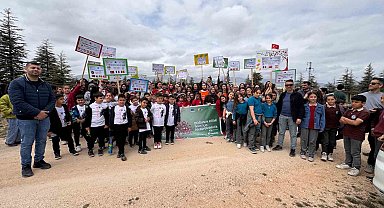 15 okuldan 230 öğrenci 115 fidanı toprakla buluşturdu