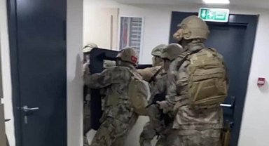 15 yıl hapis cezasıyla aranıyordu: Sahte avukat kimlikleriyle yakalandı