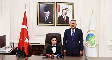 23 Nisan kutlamalarında İzmir Valiliği makamına ilkokul öğrencisi oturdu