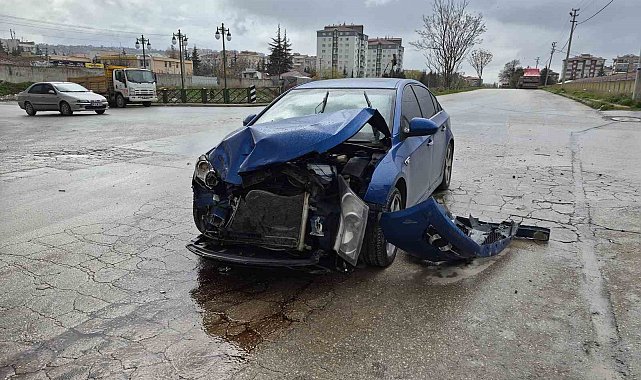 'Dur' levhasına uymayan otomobil, çöp kamyonuna çarptı: 1 yaralı