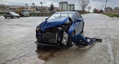 'Dur' levhasına uymayan otomobil, çöp kamyonuna çarptı: 1 yaralı