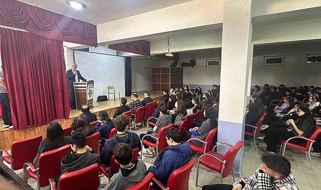 'Namaz Ağacı' yarışmasında dereceye giren fen liseli gençlere ödülleri verildi