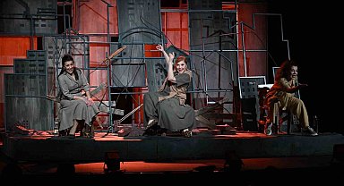 'Sen İstanbul'dan güzelsin' oyunu Manisalıları büyüledi