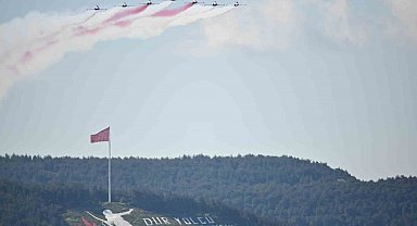 'Türk Yıldızları' Çanakkale semalarında nefesleri kesti