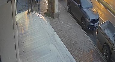 4 araca çarptı, hızını alamayıp markete daldı