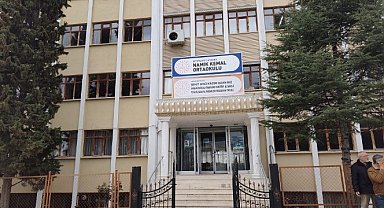 42 yıl 7 ay sonra emekli oldu: Son dersine yıllar önce mezun ettiği öğrencileri katıldı