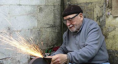 5 metrekarelik dükkanında 67 yıldır bıçakçılık yapıyor