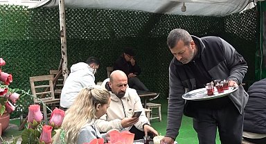 52 yıldır muhabbetle çay demliyor