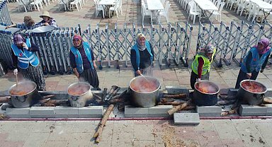 71 mahalleden kadınlar 71 kazanda yemek yaptı, binlerce kişiye ikram etti