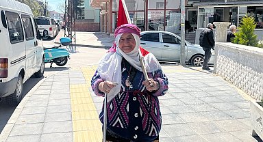 75 yaşındaki Satı teyzenin bayrak sevgisi