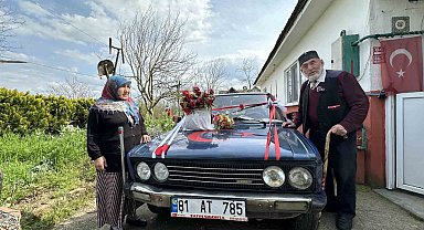 86 yaşında eşi için gelin arabası süsledi, kendi yazdığı şiirle aşkını haykırdı