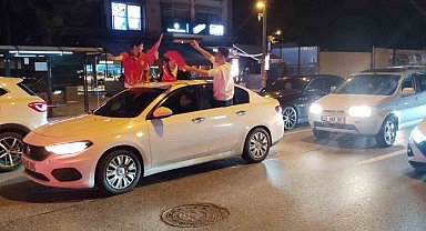 A Milli Takım'ın Dünya Kupası bileti alması vatandaşları Bağdat Caddesi'ne döktü