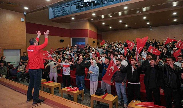 A Milli Takım'ın Kosova galibiyeti üniversite kampüsünde bayram havası estirdi