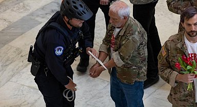 ABD Kongresinde İran savaşını protesto eden gazilere gözaltı