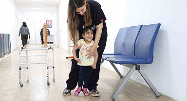 Ada Su'nun 2 yıl süren fizik tedaviyle ilk adımlarını atması yürekleri ısıttı